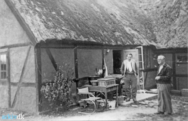 Thorvald Mikkelsen og Celine foran Fanehuset, som var Celines bolig ved Klarskov